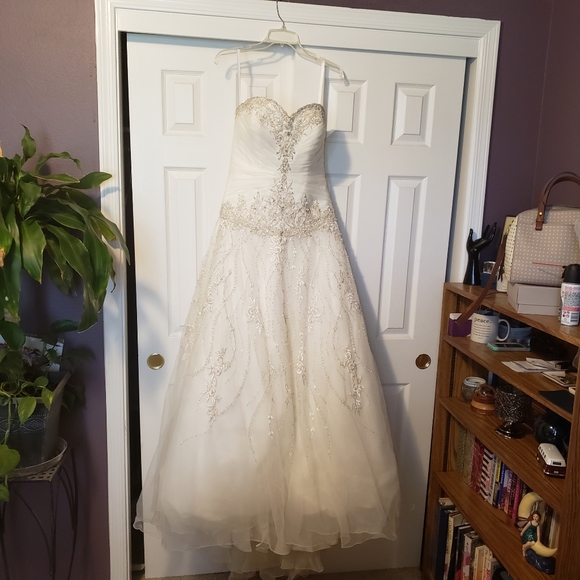Bridal gown - Picture 1 of 5